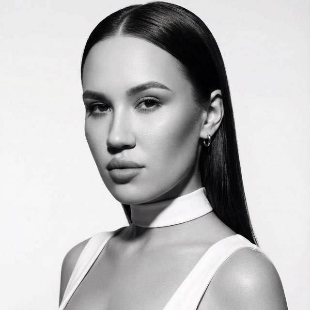 Аватар канала llerkk🩶 Промты для ИИ фотосессии