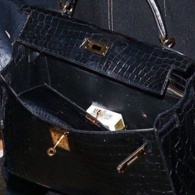 Аватар канала БОТС секонд и винтаж 👜