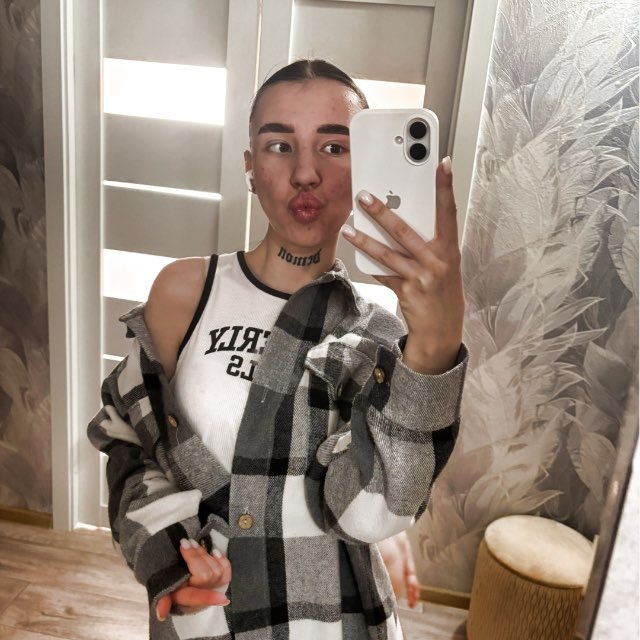 Аватар канала 𝓓𝓮𝓶𝓸𝓷😻